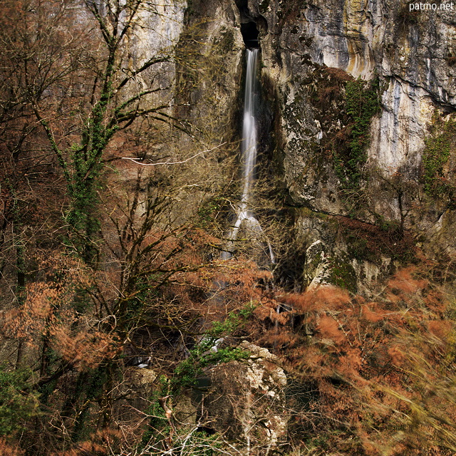 Vue sur la cascade de Barbennaz ou Barbannaz un jour de vent en hiver