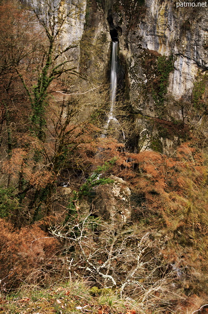 Image de la cascade de Barbennaz un jour de vent en hiver