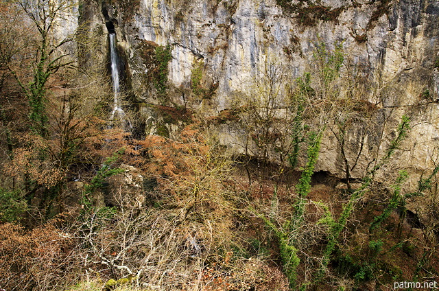 Photo de la cascade de Barbennaz dans son cirque rocheux