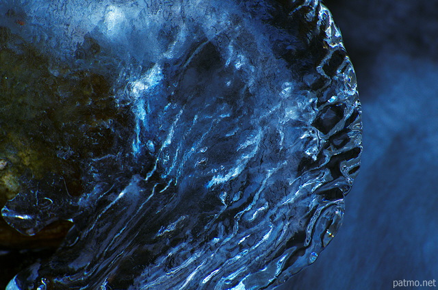Photographie de la glace sur les rochers dans la rivire du fornant