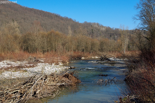 Image du ciel bleu et de la vgtation hivernale autour de la rivire des Usses