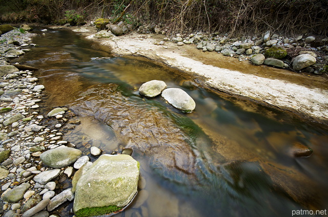 Photo des Petites Usses avec un faible niveau d'eau