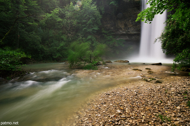 Photographie d'une tempête printanière au pied de la cascade de la Dorches