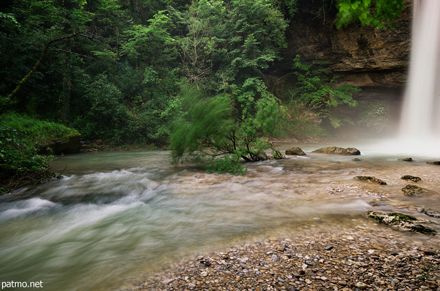 Photo de la cascade et de la rivière de la Dorches dans l'Ain