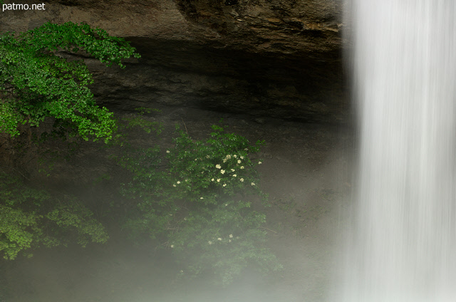 Détail de la cascade de la Dorches et de ses embruns