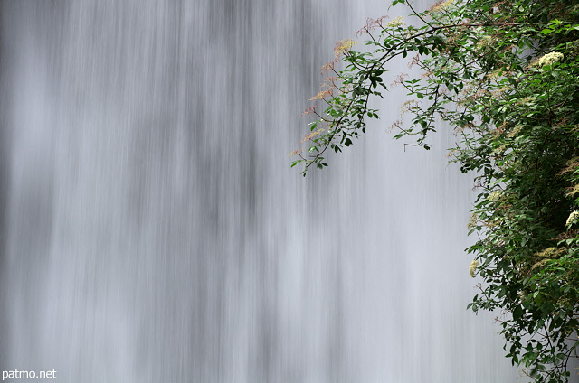 Image of the water curtain in Dorches waterfall