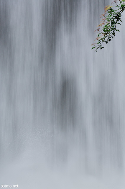 Gros plan sur la cascade de la Dorches