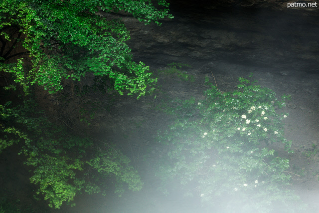 Photo des embruns de la cascade de la Dorches