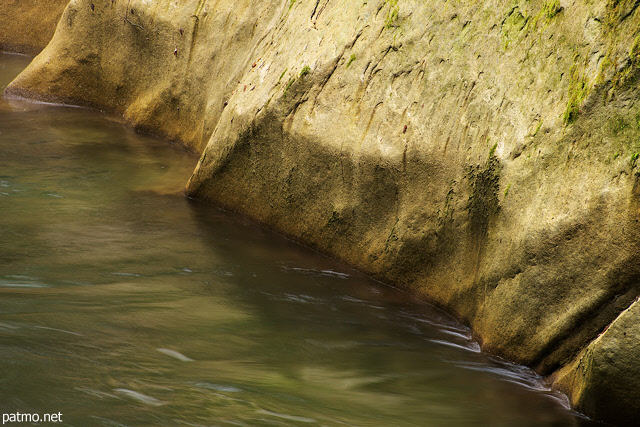 Photo de rochers sur les bords de la rivire du Chran en Haute Savoie