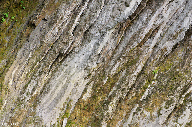Photographie de strates rocheuses sur les berges de la rivire du Chran