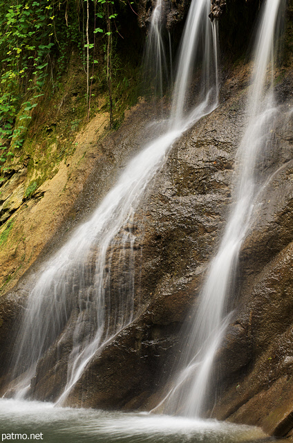 Image d'une cascade d'été sur les berges de la rivière du Chéran en Haute Savoie