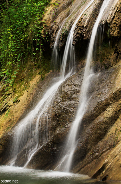 Photographie d'une petite cascade sur les bords de la rivire du Chran en t