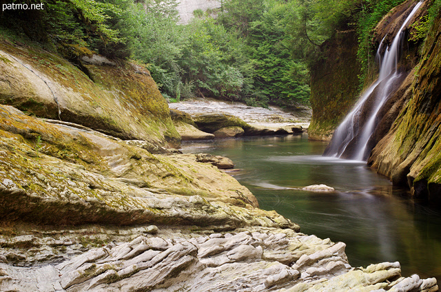 Photo de la rivière du Chéran en Haute Savoie dans une ambiance d'été