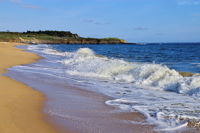 Photo de la côte Bretonne et les vagues de l'océan atlantique près de Guidel dans le Morbihan