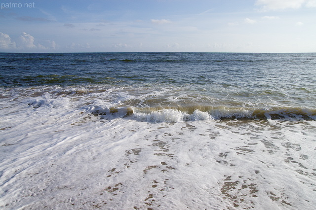 Image des vagues et de l'écume de l'atlantique en Bretagne