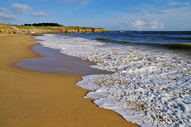 Image d'une plage de sable au bord de l'atlantique prs de Guidel en Bretagne