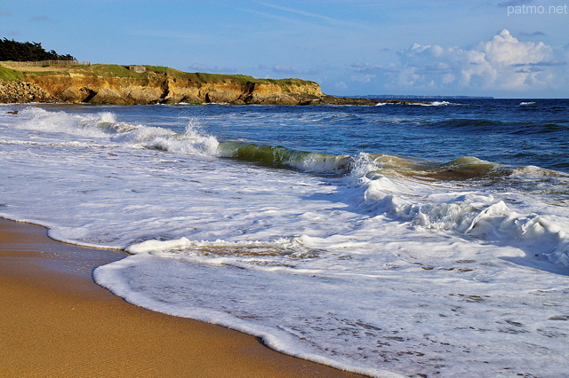 Photographie de la plage de Guidel sous les vagues de l'atlantique en Bretagne