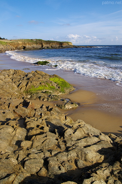 Photographie de rochers de d'une plage de sable en Bretagne près de Guidel