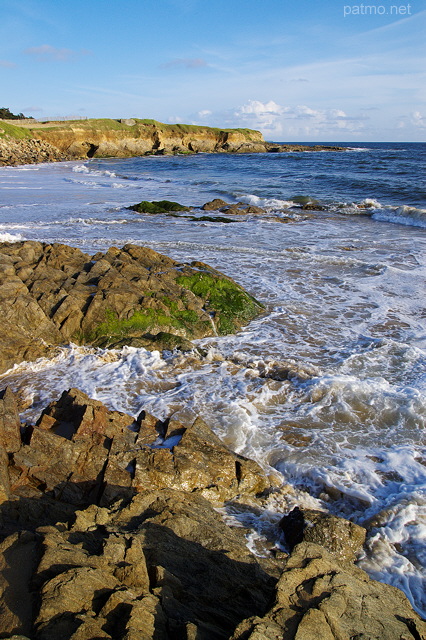 Image de la côte rocheuse au bord de l'atlantique en Bretagne