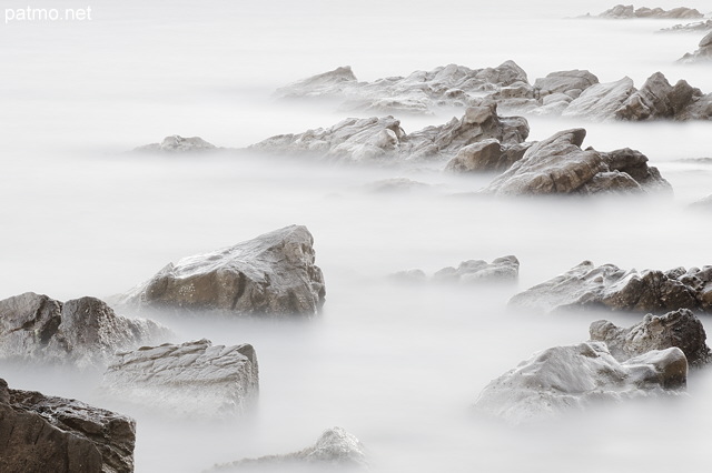 Photographie en pose longue de recifs dans la mer mediterranee