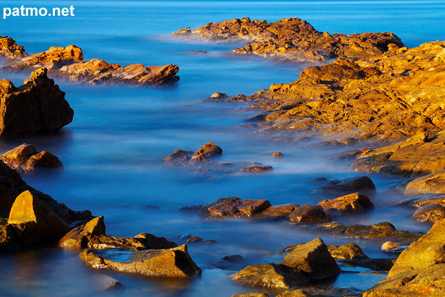 Photo en pose longue de rochers dans la mer Mditerrane