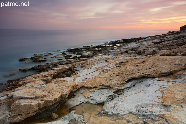 Photo de la plage rocheuse du Bau Rouge au crpuscule - Provence