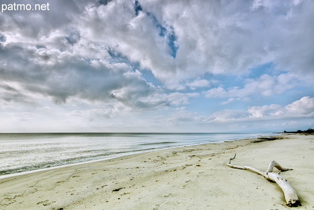 Paysage de la plage de Casabianda sous un ciel nuageux - Haute Corse