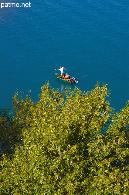 Image d'une barque de pche sur le Lac de Serre Ponon dans les Hautes Alpes