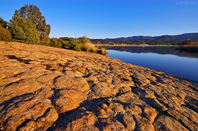 Photo de la berge rocheuse du lac des Escarcets dans la Plaine des Maures