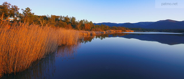 photo panoramique du lac des escarcets