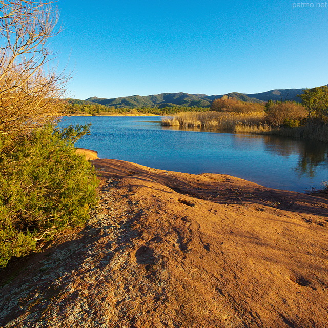 Photo du lac des Escarcets dans la Plaine des Maures