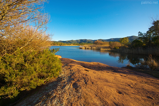 Image du paysage autour du lac des Escarcets en hiver dans le Massif des Maures