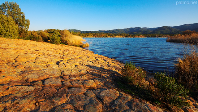 Image des bords du lac des Escarcets sous une lumire d'hiver