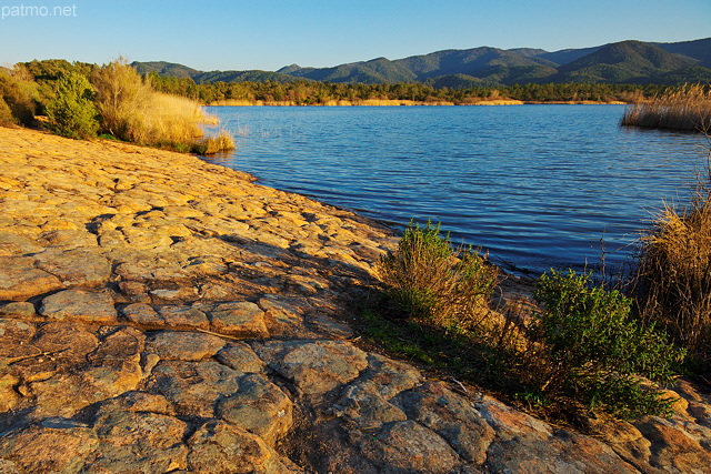 Photo des bords rocheux du lac des Escarcets dans le Massif des Maures