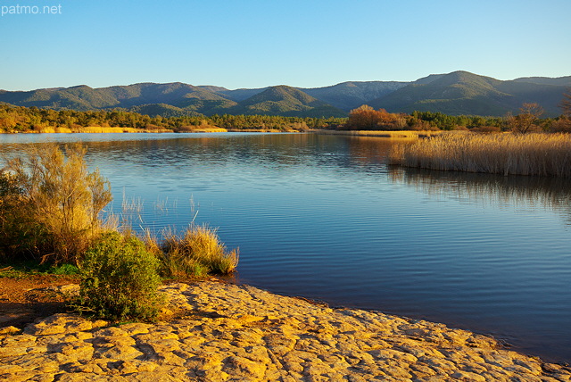 Photographie du lac des Escarcets en hiver dans le Massif des Maures