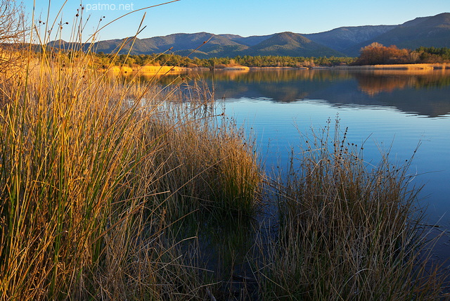 Photograhie des berges du lac des Escarcets un soir d'hiver