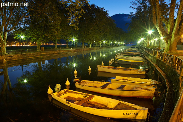 Photo des premières lueurs de l'aube sur la canal du Vassé au bord du lac d'Annecy