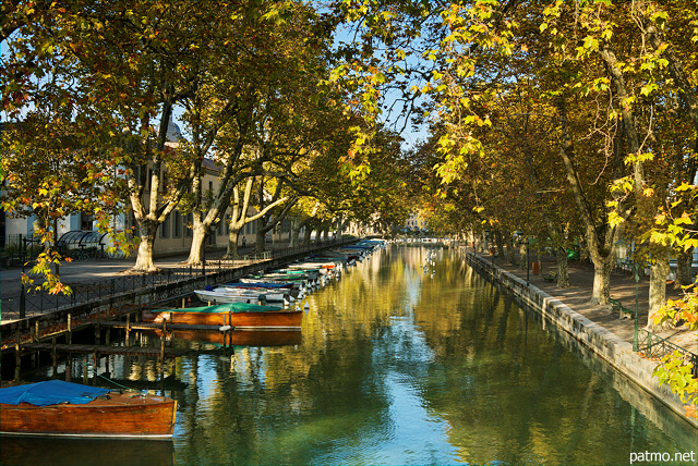 Photo des couleurs d'automne sur le canal du Vass au bord du lac d'Annecy