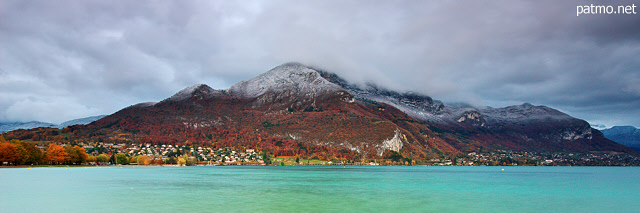 Photographie panoramique des premières neiges d'automne sur le mont Veyrier au dessus du lac d'Annecy