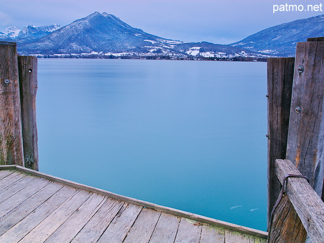 Photographie du lac d'Annecy depuis l'embarcadre du port de Menthon Saint Bernard