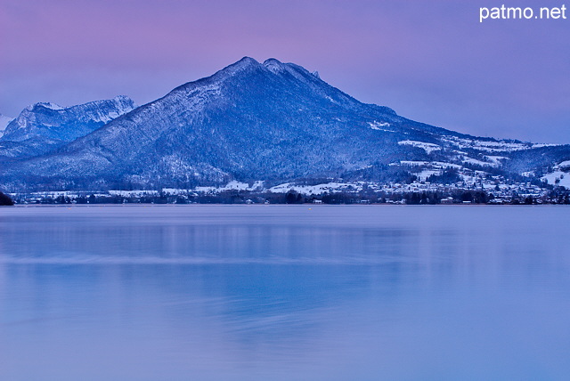 Image du lever du jour sur les montagnes autour du lac d'Annecy depuis Menthon Saint Bernard