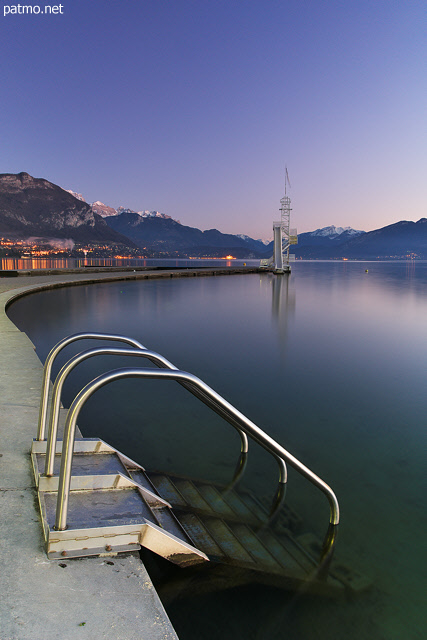 Photograph of a winter dusk on Annecy lake and beach of Imperial Palace
