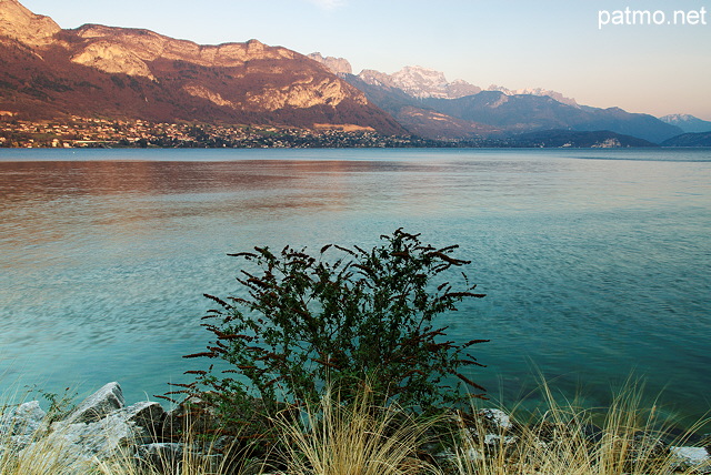 Photo du lac d'annecy par une fin d'aprs midi en dbut de printemps