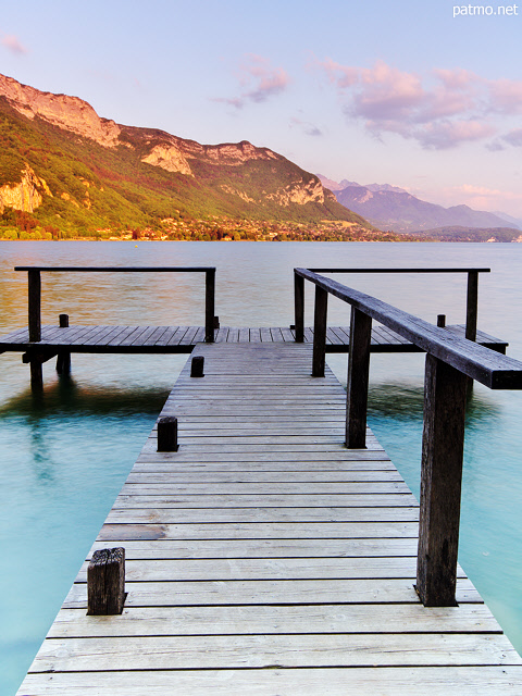 Photograph of lake Annecy by a springtime afternoon