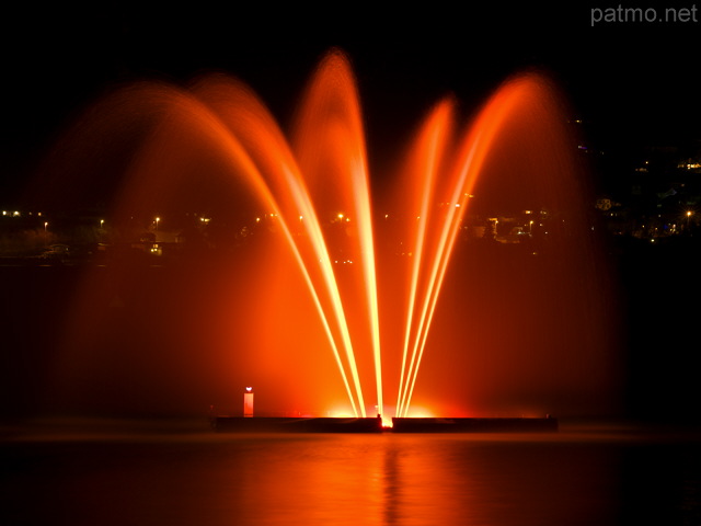 Photo d'illuminations nocturnes en hiver sur le lac d'Annecy