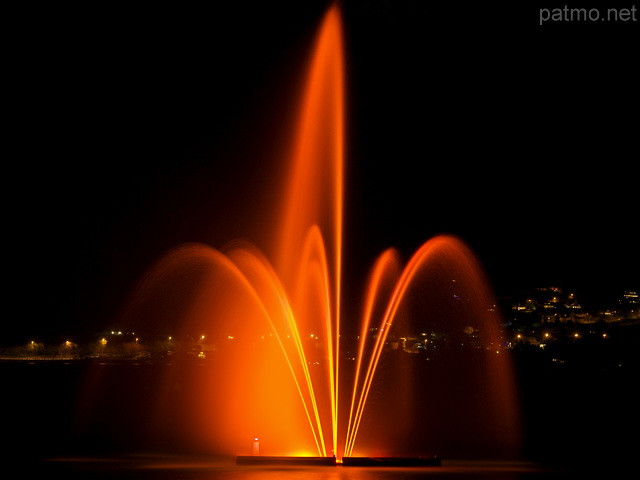 Image des jets d'eau colors sur le lac d'Annecy en hiver