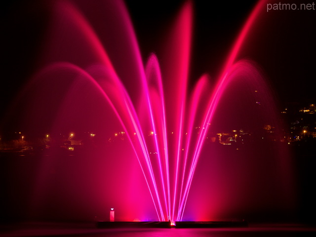 Photographie de jets d'eau colors sur le lac d'Annecy