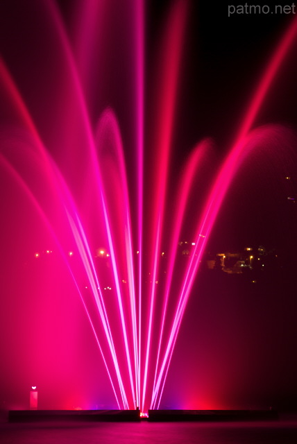 Photo des illuminations nocturnes en hiver sur le lac d'Annecy