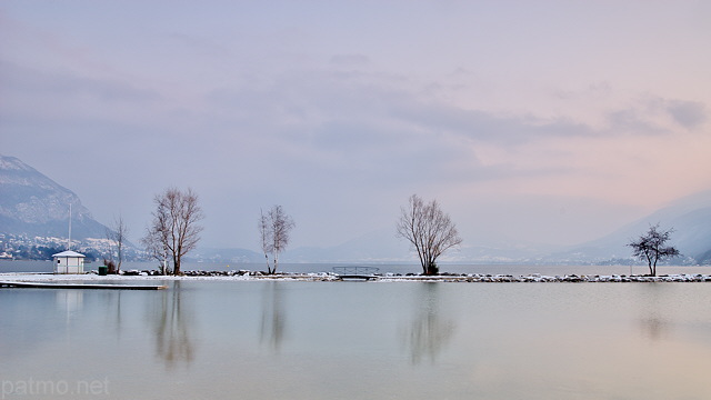 Image des bords du lac d'Annecy par un crpuscule d'hiver
