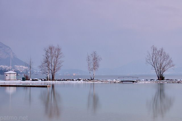 Photo d'un soir d'hiver sur les bords du lac d'Annecy